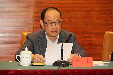 福建“首虎”、福建副省长徐刚,被当地民间称为地产影子操盘手、“房地产书记”。他的“曲线敛财”策略,比刘铁男更为隐蔽,插手项目“像个影子,藏得很深,不留痕迹”。