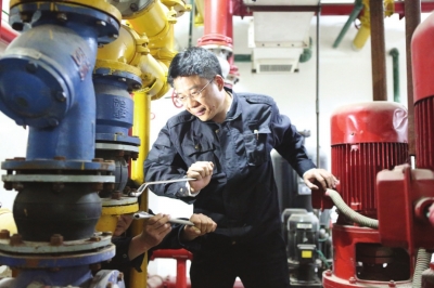 付志明在机房检修供水系统图片