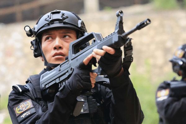 傅程鹏,刘晓洁等实力派演员联袂主演的大型青春励志剧《特警力量》在