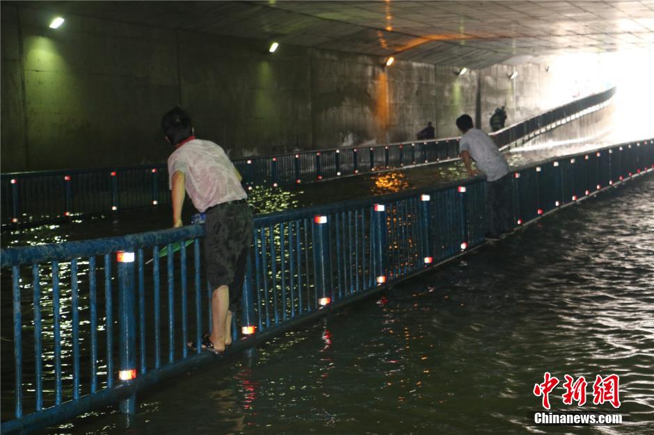 广西柳州暴雨过后艳阳高照(组图)