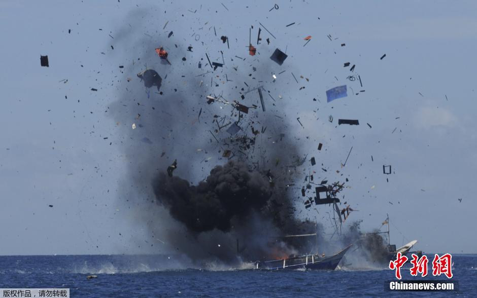 印尼海军炸毁非法捕鱼船(组图)-中国学网-中国