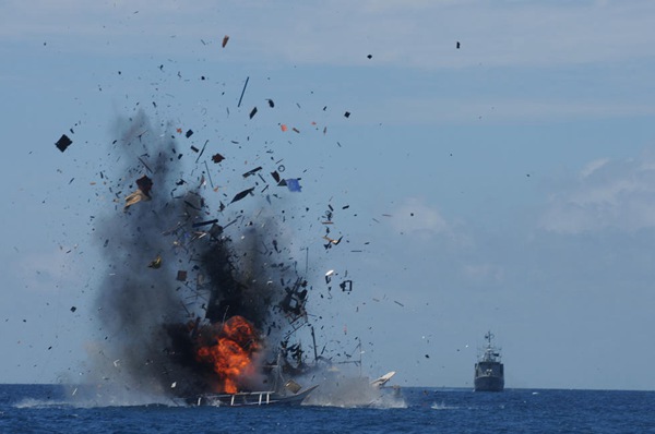 印尼炸毁非法捕鱼外国渔船 其中1艘来自中国(