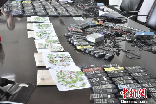 湖南长沙县警方捣毁5个电信诈骗窝点 收缴857