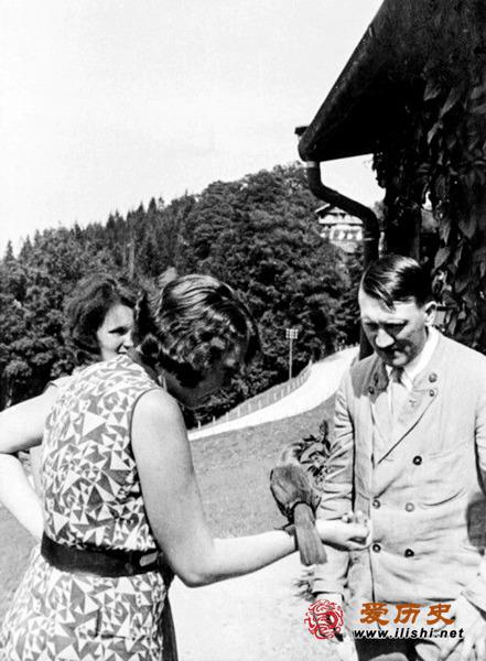 希特勒一生未婚原来只因乱伦迷恋上了外甥女