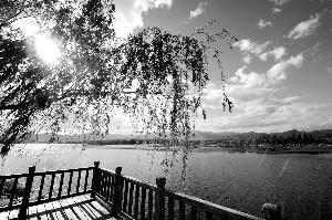 半山湖公园，远山近水，自然天成，宛如江南幽静清雅的水乡。