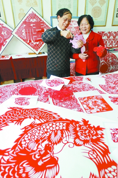 今年77岁高龄的秦石蛟出生在一个剪纸世家,从小跟着长辈学习剪纸