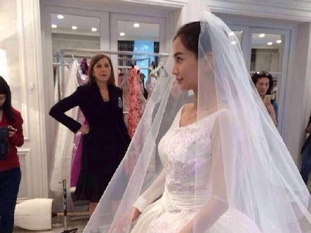 爆黄晓明Angelababy法国拍婚纱照(双语新闻)