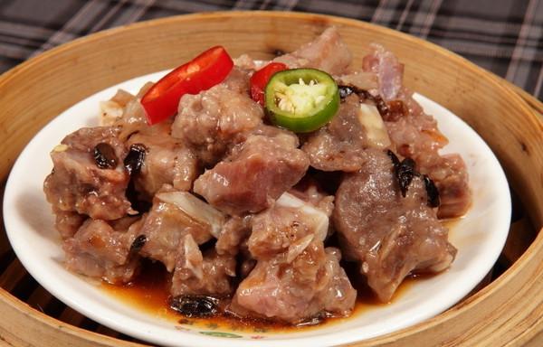 5)电压力锅内放水,放蒸架,排骨入锅蒸2钟撒葱花即可.