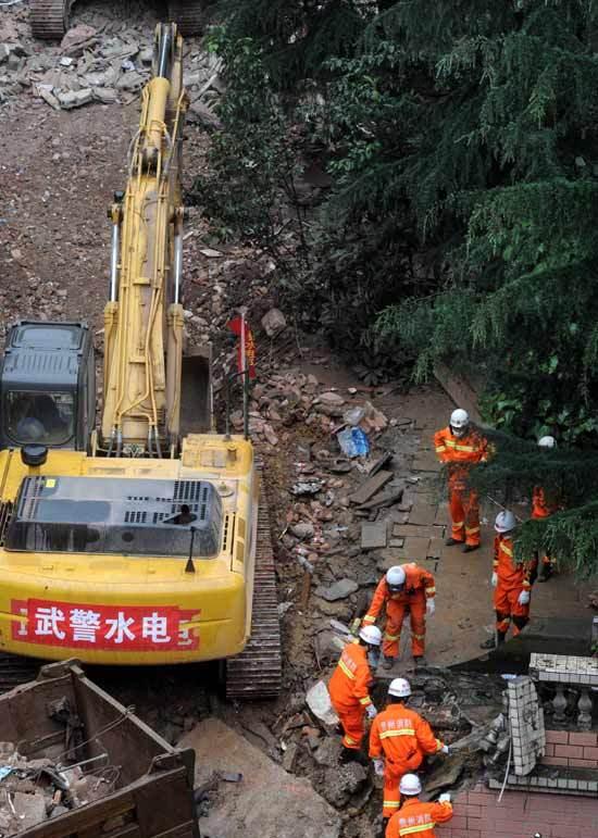 5月22日,救援人员在事故现场抢险救援。