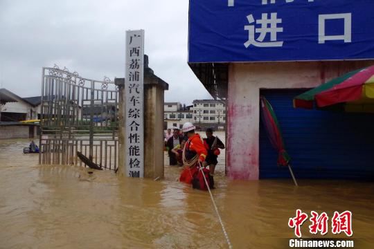 广西桂林荔浦县遭洪水侵袭 致17人被困(图)
