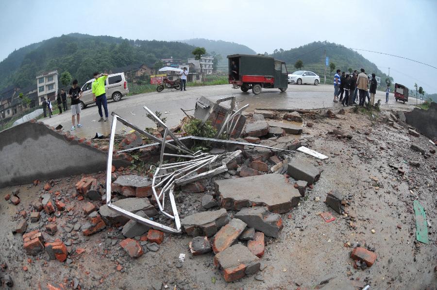 湖南旅游大巴侧翻事故已致7人遇难 40余人受伤