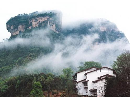 一曲有五座;大王峰,幔亭峰,狮子峰,铁板嶂,兜鍪峰.