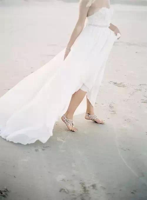 在沙滩上举办婚礼,不能穿高跟鞋怎么办?
