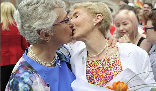 爱尔兰成首个公投通过同性婚姻合法化国家,62