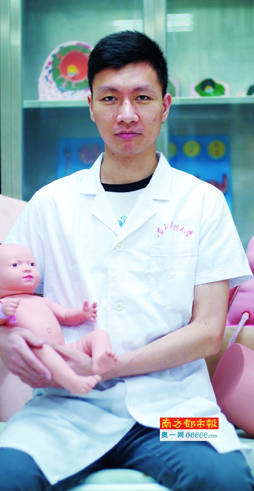 22岁的梁越是南方医科大学助产专业大三班仅有的两名男生之一，他在实操课上遭遇过模拟产妇的