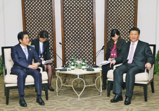 国家主席习近平2015年4月22日在雅加达应约会见日本首相安倍晋三，就中日关系交换意见。