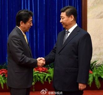 国家主席习近平2014年11月10日在人民大会堂应约会见来华出席亚太经合组织领导人非正式会议的日本首相安倍晋三。