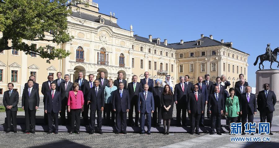 2013年9月6日，出席G20圣彼得堡峰会的多国领导人拍摄大合影。前排左二为中国国家主席习近平。