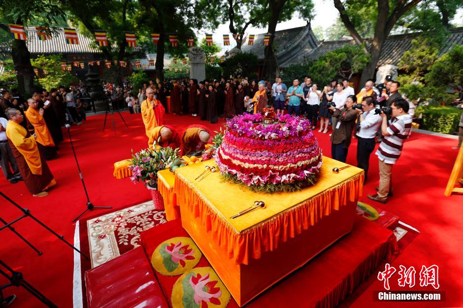 佛诞节浴佛法会在北京广济寺举行(组图)