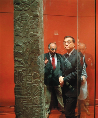 李克强参观秘鲁文物展 发现中秘古文化图形相