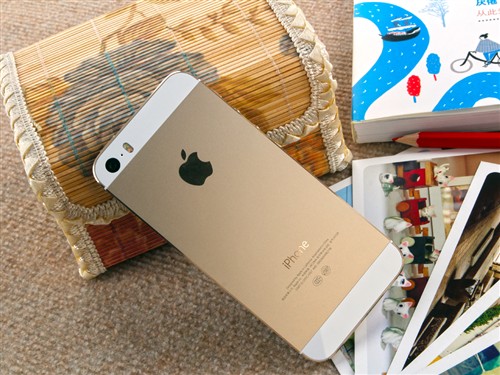 它搭载了最新的iOS
