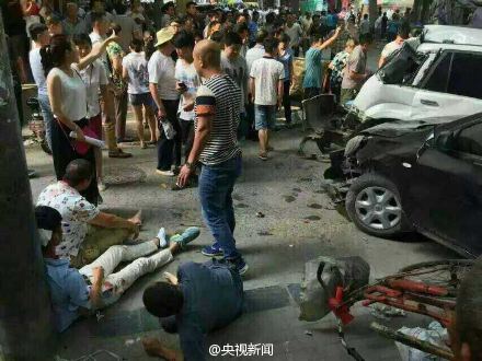 河南偃师大罐车连撞十余辆车 已致2死4伤(图)人民网北京5月25日电据