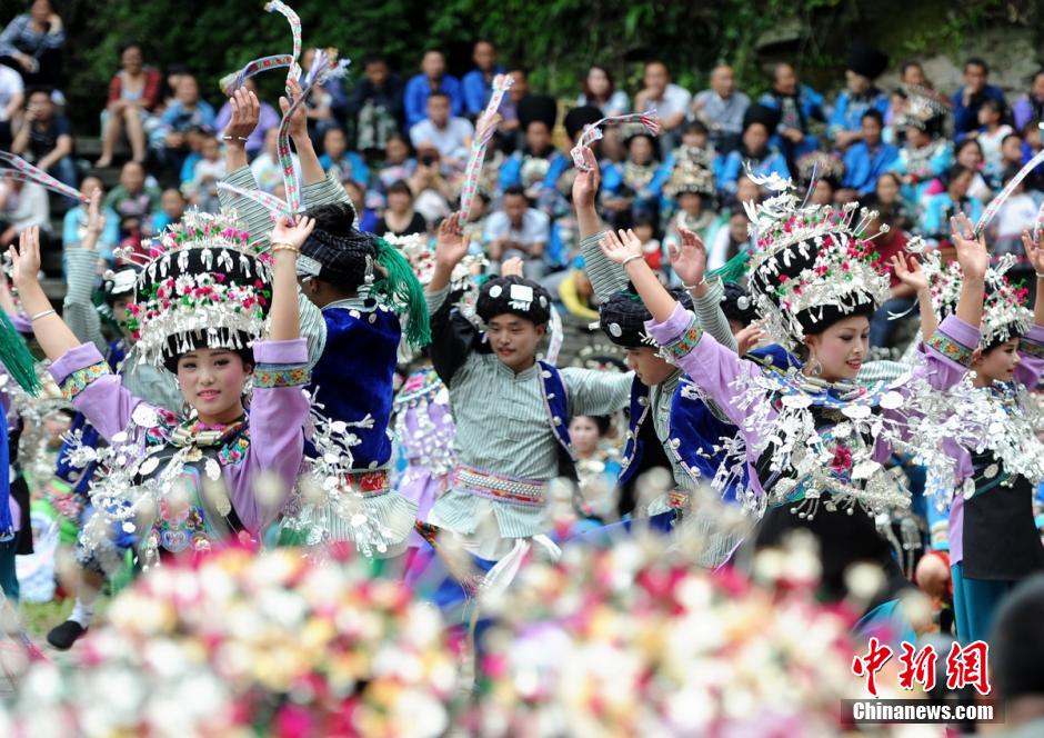 湖南凤凰举办苗族"四月八"跳花节 万人共舞苗家舞(组图)