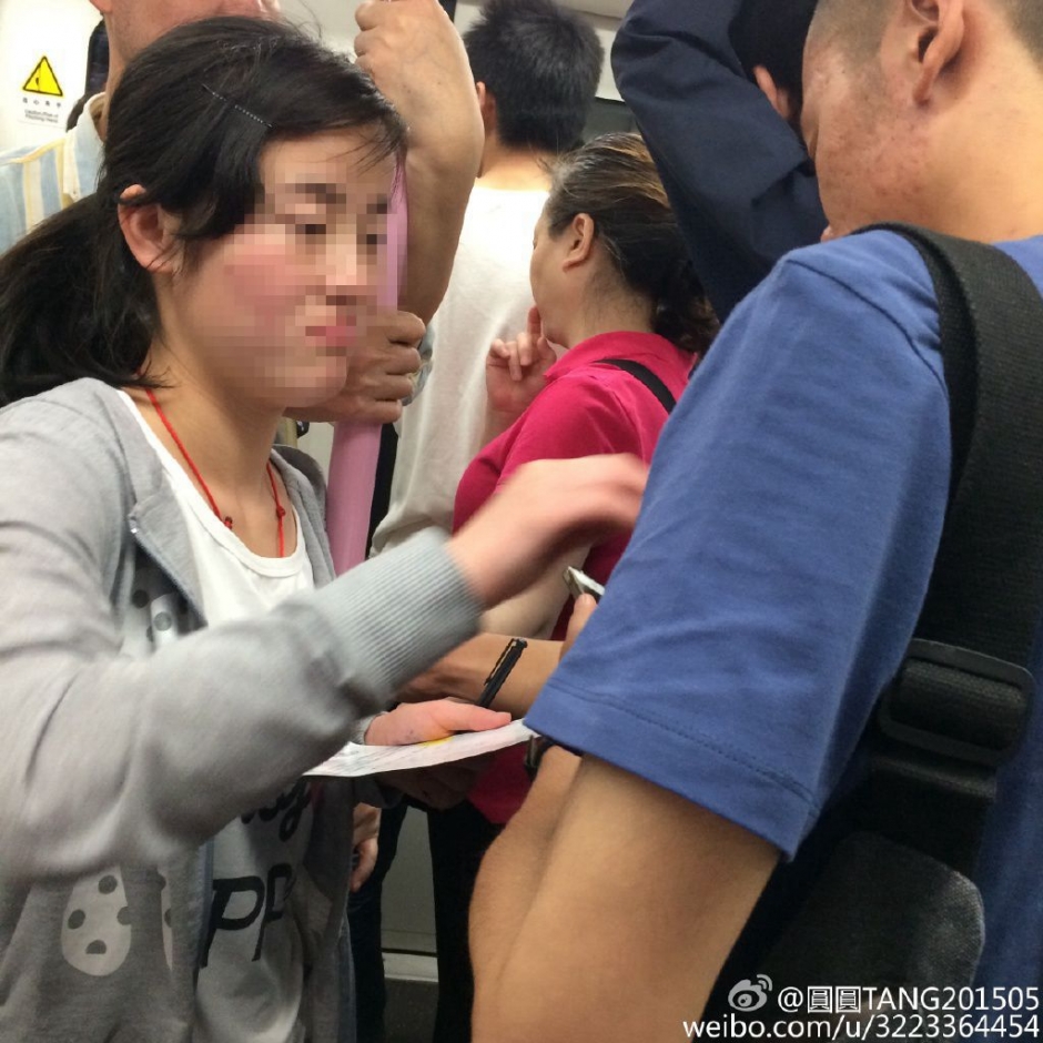 武汉地铁女乞讨者行为过分 对男乘客"上下其手"不给钱就摸胸搂腰(图)