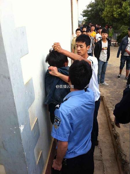 云南鲁甸二中1名学生遭2名警员暴打