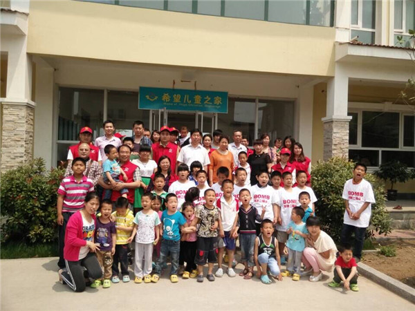 这次亲子活动让"孤儿院"的孩子们感受到了来自社会的温暖和关爱!