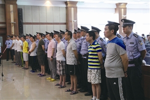 5月25日,被告人陈加贵(前排右一)等11名被告人在新乡市中级人民法院出庭接受宣判