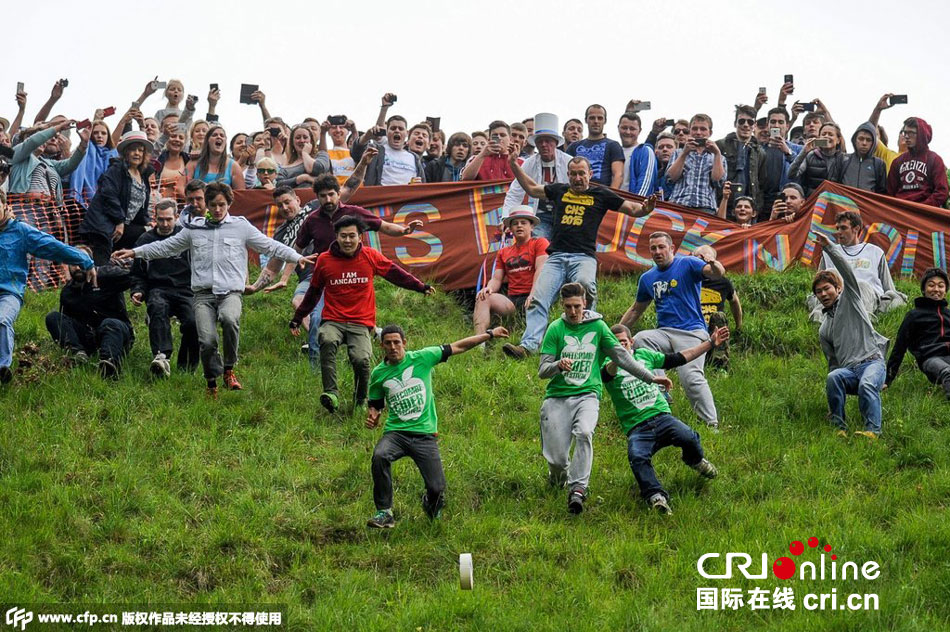 格罗斯特郡布洛克维尔夫举办一年一度的滚奶酪大赛(cheese rolling)