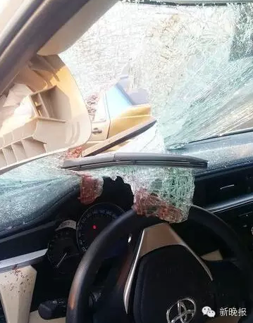 奥迪车中跑出一对男女当街撕扯 两人被撞身亡上身赤裸趴路中央