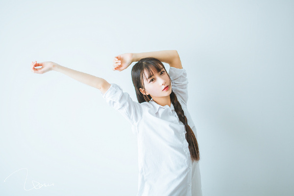 女生最性感的瞬间:穿男朋友的衬衫长白色!性感恋照发异地图片