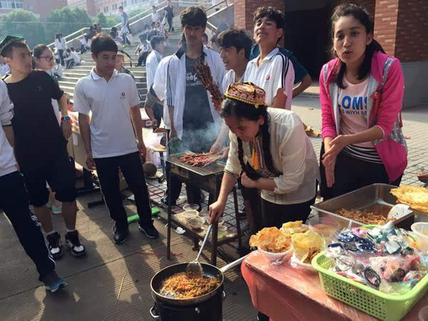 台州一中举办美食节 师生同台竞赛比拼厨艺