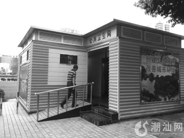 人民广场东侧的公厕是我市新型的环保公厕.