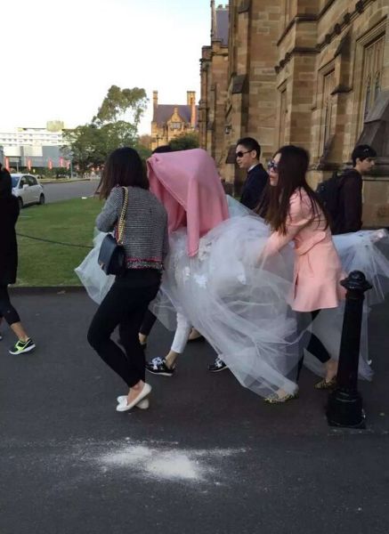 5月24日,有网友在微博爆料刘强东和奶茶妹妹章泽天在悉尼大学拍婚纱