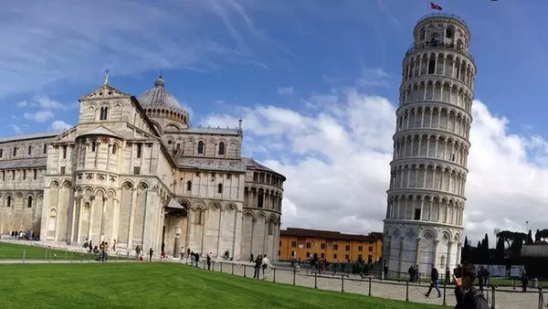 比萨斜塔(the leaning tower of pisa),意大利