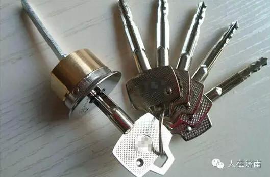 窃贼开A型锁最多几十秒 你家的锁还安全吗?