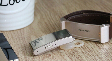 可以看出,为了彰显品质,华为手环B2的表面部分和表带都经过了精心设计。表盘机芯采用长条形设计,内边缘呈现弧形,使得佩戴好后可以贴合手腕;而中间
