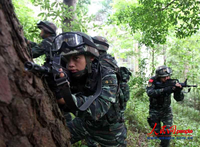 5月25日,武警广西总队南宁支队"狼兵突击队"特战队员正在陌生地域开展