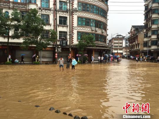 贵州省黔东南州雷山县5月26日晚间遭遇暴雨，城区内低洼路段最深积水达2米左右，一座山城成为“孤岛”。 张祥祥 摄