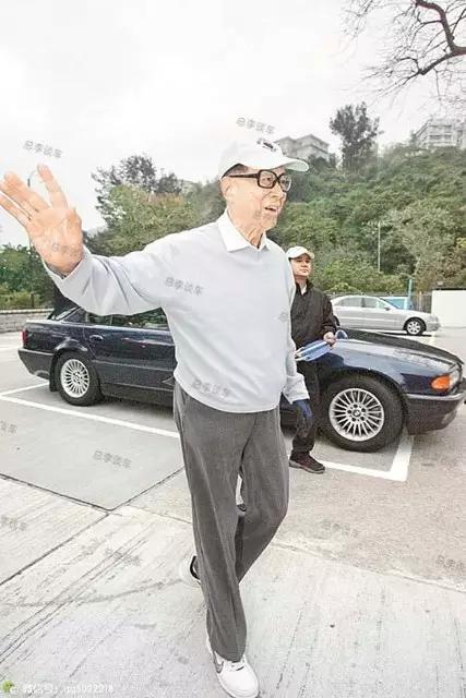 宝马防弹车 1996年李嘉诚巨资购买了宝马7系防弹车,就是下面这辆