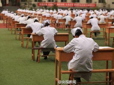 惊呆!职校护士毕业考 千人室外考试无人监考
