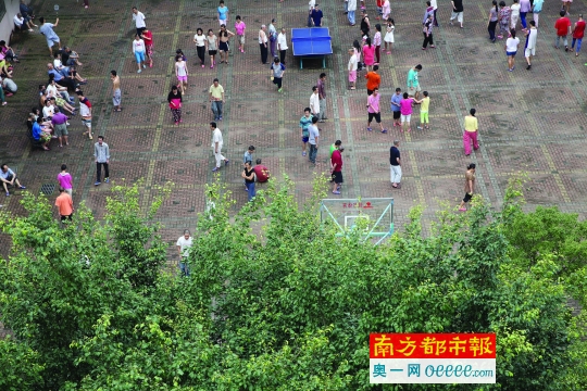 5月26日,前山的白云康复医院,病人在操场上活动。