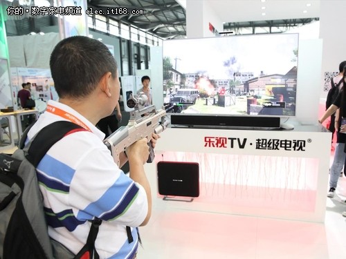 在展会的首日,作为乐视第三代超级电视X55/Max65的配件产品乐视游戏枪闪耀CES