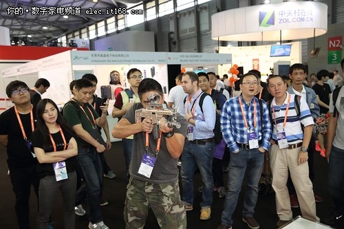 此次展会乐视游戏枪是作为全民枪战游戏的配件亮相,在乐视游戏枪的体验中,我们不仅能看到国内外的媒体在现场体验,就连宝马、大众、奔驰全球总裁都对这款乐视游戏枪爱不释手<b