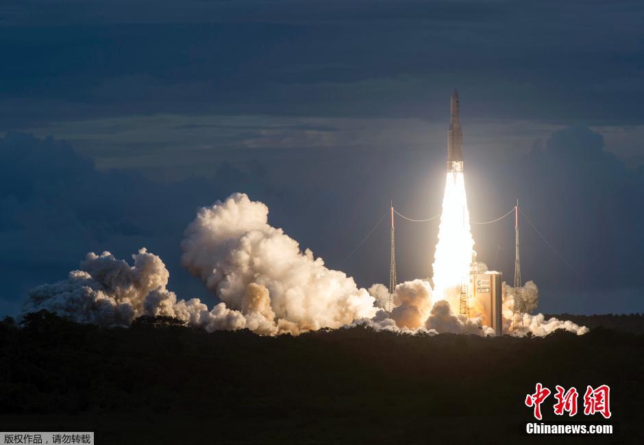 阿丽亚娜火箭携两颗通信卫星升空(组图)