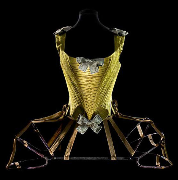 罗浮宫时代服装展: 欧洲女性服装的复古秘密