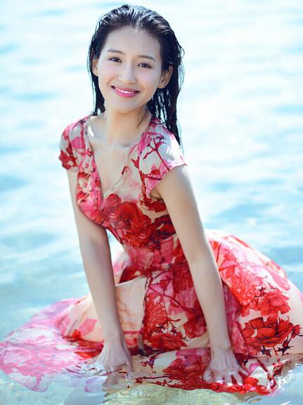 气质女神苏青夏日碎花裙搭写真曝光
